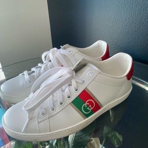 !! SOLD !! Beautiful Authentic Gucci Sneakers